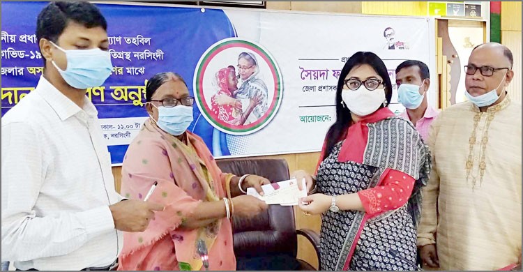 নরসিংদীতে ৭২ জন ক্ষতিগ্রস্ত পুরোহিত পেলেন প্রধানমন্ত্রীর পুরস্কার নরসিংদীতে ৭২ জন ক্ষতিগ্রস্ত পুরোহিত পেলেন প্রধানমন্ত্রীর পুরস্কার